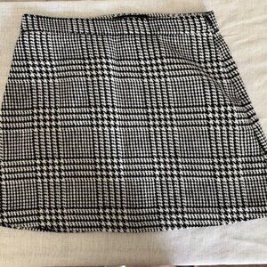 Forever 21 Women's Black and White Houndstooth Mini Skirt – Chic & Timeless Desi